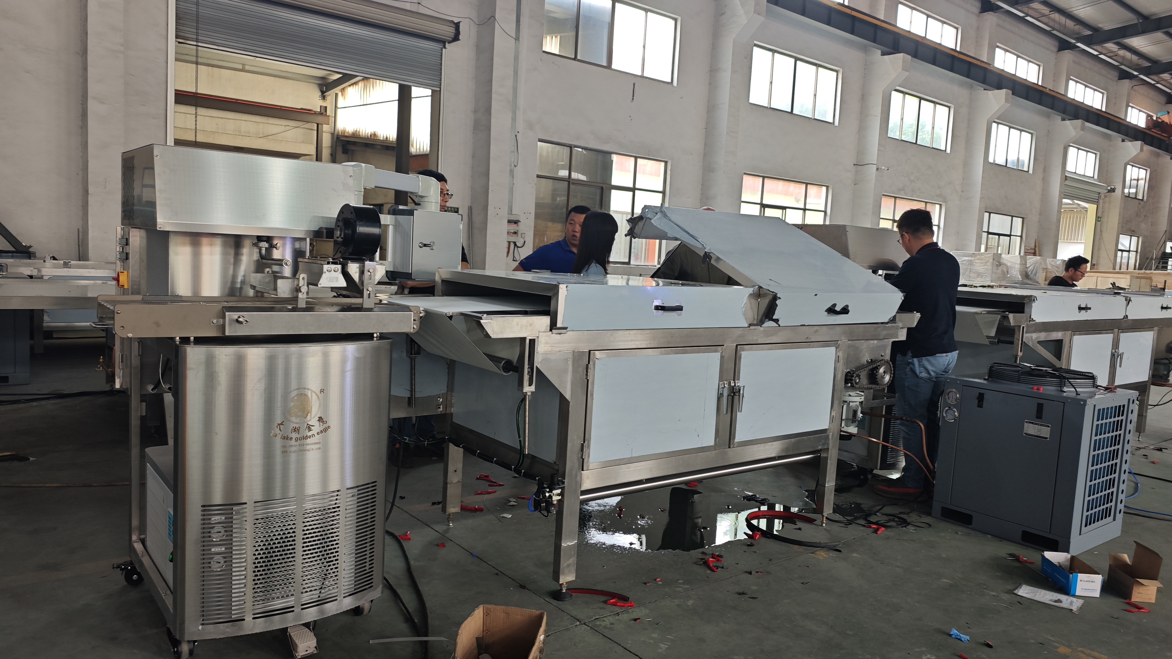 Enrobing table and cooling tunnel